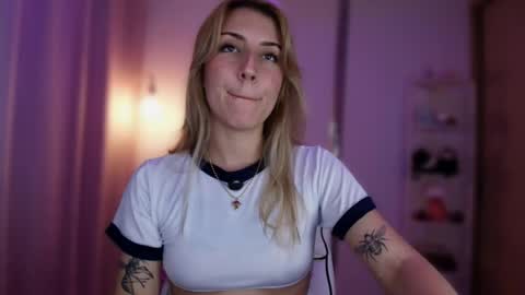 Snapshot of jacky_croft chatting on May 11, 2026, 2:17 am Linda Sofia help me get to 100 thumbs up online show from May 11, 2026, 2:17 am