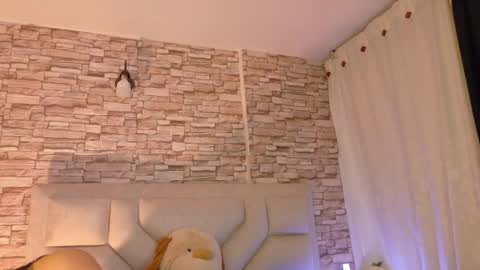 jade white  online show from June 1, 2026, 12:40 pm