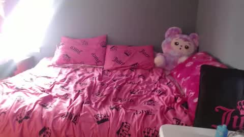 Snapshot of jadelondonxo chatting on February 23, 2026, 5:43 pm Jade online show from February 23, 2026, 5:43 pm