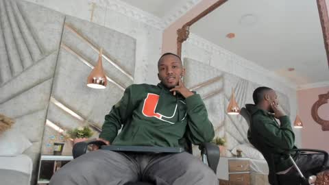 Snapshot of jamesparck chatting on January 26, 2025, 12:33 pm James online show from January 26, 2025, 12:33 pm