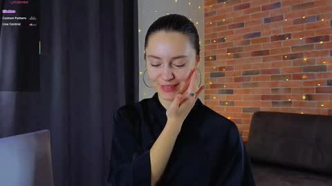 Chloe online show from December 17, 2025, 6:52 am