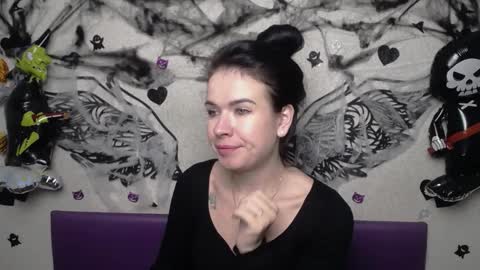 JasmineKouch online show from October 31, 2025, 6:31 pm