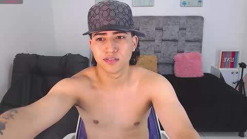 jeipyhot21_ online show from November 19, 2025, 9:15 pm