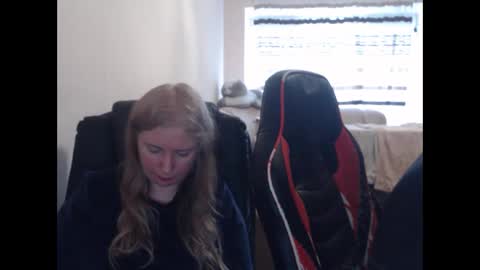 Snapshot of jenisandpeter chatting on April 1, 2026, 5:30 am JenisAndPeter online show from April 1, 2026, 5:30 am