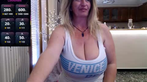 Snapshot of jennadeluxe chatting on March 6, 2026, 9:28 am Jenna online show from March 6, 2026, 9:28 am
