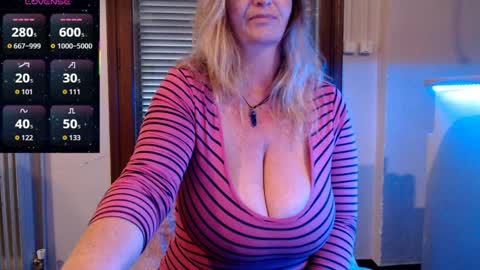 Snapshot of jennadeluxe chatting on March 29, 2026, 5:40 am Jenna online show from March 29, 2026, 5:40 am