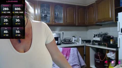 Snapshot of jennadeluxe chatting on April 8, 2026, 9:42 am Jenna online show from April 8, 2026, 9:42 am