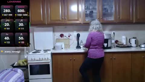 Snapshot of jennadeluxe chatting on April 16, 2026, 12:28 pm Jenna online show from April 16, 2026, 12:28 pm