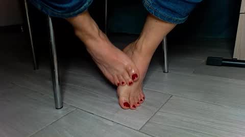 Snapshot of jenny_fighterfeet chatting on February 18, 2025, 2:06 pm Jenny online show from February 18, 2025, 2:06 pm
