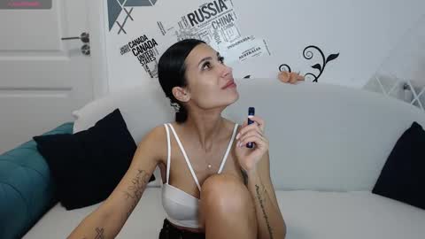 Snapshot of jennyxxx00 chatting on February 27, 2025, 6:42 pm Jenny online show from February 27, 2025, 6:42 pm