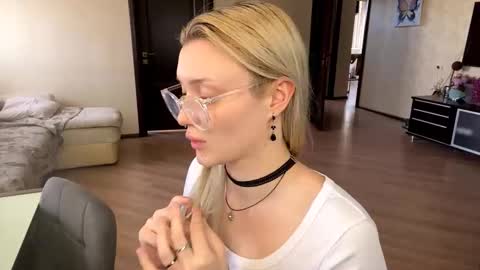 I am Gina ntmu Lets hit 10 Thumbs Up together online show from March 19, 2026, 10:41 am