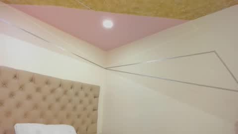 jhoanleandro online show from February 23, 2026, 4:54 am