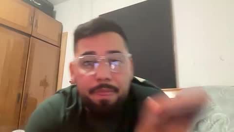 jhonny_jey online show from April 17, 2026, 6:44 pm