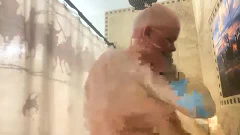 Snapshot of john40a chatting on September 19, 2025, 2:24 am John online show from September 19, 2025, 2:24 am