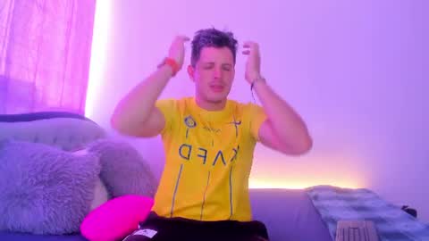 Snapshot of johnycooper08 chatting on July 16, 2026, 12:33 pm johnycooper08 online show from July 16, 2026, 12:33 pm