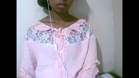 joliekah27 online show from April 16, 2026, 9:39 pm