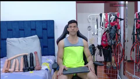 jose_rumbero91 online show from May 11, 2026, 11:27 am