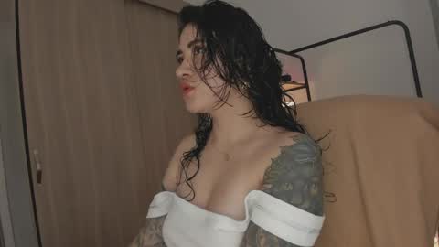 Juli Modelo Independiente online show from April 17, 2026, 3:15 pm