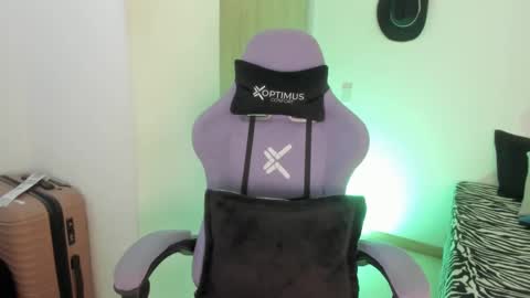 juli_santos_22 online show from February 22, 2025, 1:13 pm