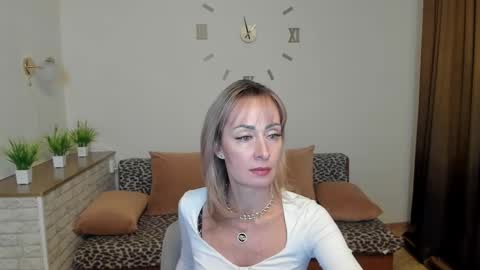 julia__cherry_ online show from December 6, 2024, 9:02 pm
