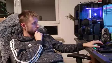 julia_official online show from January 18, 2026, 8:56 pm