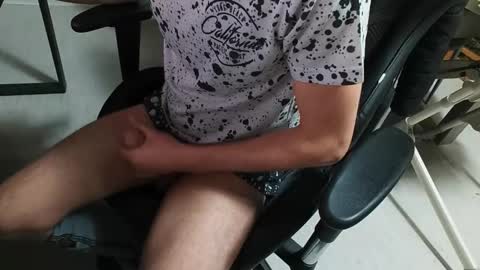 julia_official online show from April 15, 2026, 7:58 pm