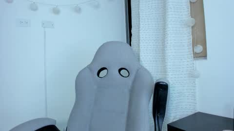 julia_strauns online show from January 2, 2025, 5:03 am