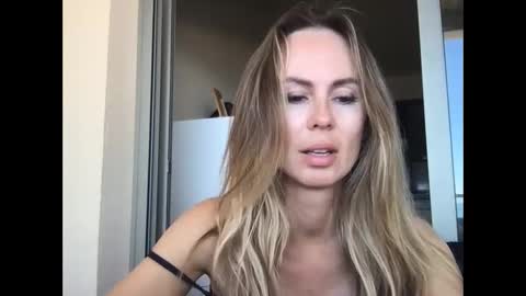 julialemilf online show from May 20, 2026, 10:21 am