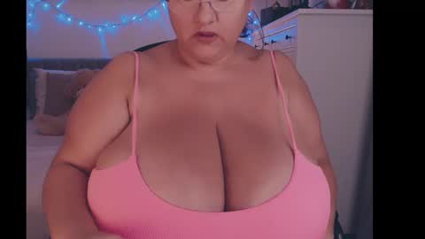 Snapshot of julialiones chatting on December 6, 2024, 8:07 pm julialiones online show from December 6, 2024, 8:07 pm