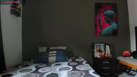 julian_wallace1 online show from June 5, 2026, 6:24 pm