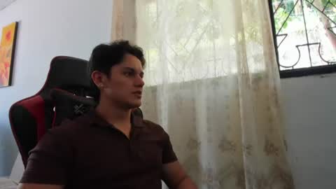 julian_wallace1 online show from June 20, 2026, 6:44 pm