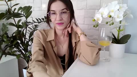 Julia online show from February 3, 2026, 1:49 pm