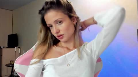 Snapshot of julie_flores chatting on September 26, 2025, 5:28 pm Julie online show from September 26, 2025, 5:28 pm