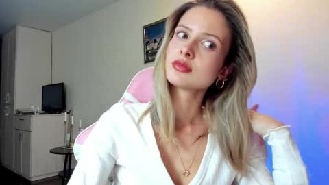 Snapshot of julie_flores chatting on October 2, 2025, 3:19 pm Julie online show from October 2, 2025, 3:19 pm