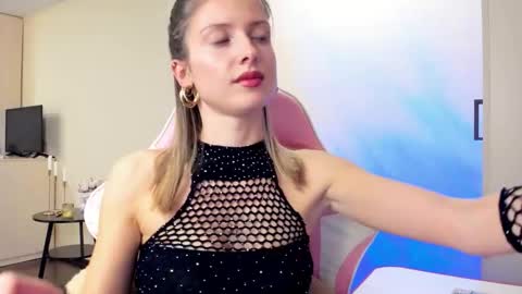 Snapshot of julie_flores chatting on October 7, 2025, 4:48 pm Julie online show from October 7, 2025, 4:48 pm