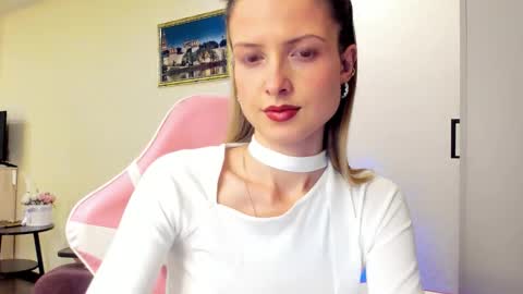 Snapshot of julie_flores chatting on October 15, 2025, 3:56 pm Julie online show from October 15, 2025, 3:56 pm