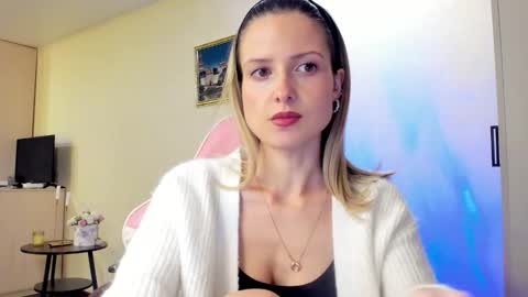 Snapshot of julie_flores chatting on October 19, 2025, 4:51 pm Julie online show from October 19, 2025, 4:51 pm