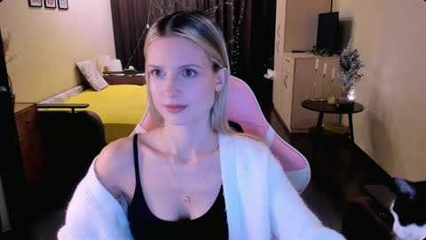 Snapshot of julie_flores chatting on November 6, 2025, 3:35 pm Julie online show from November 6, 2025, 3:35 pm