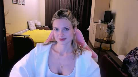 Snapshot of julie_flores chatting on November 9, 2025, 2:59 pm Julie online show from November 9, 2025, 2:59 pm