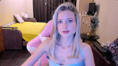 Snapshot of julie_flores chatting on November 15, 2025, 3:52 pm Julie online show from November 15, 2025, 3:52 pm