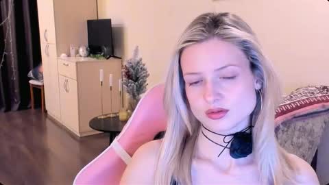 Snapshot of julie_flores chatting on November 16, 2025, 2:55 pm Julie online show from November 16, 2025, 2:55 pm