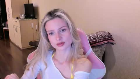 Snapshot of julie_flores chatting on November 18, 2025, 4:33 pm Julie online show from November 18, 2025, 4:33 pm