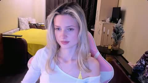 Snapshot of julie_flores chatting on November 19, 2025, 2:06 pm Julie online show from November 19, 2025, 2:06 pm