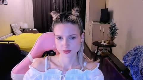 Snapshot of julie_flores chatting on December 3, 2025, 2:04 pm Julie online show from December 3, 2025, 2:04 pm