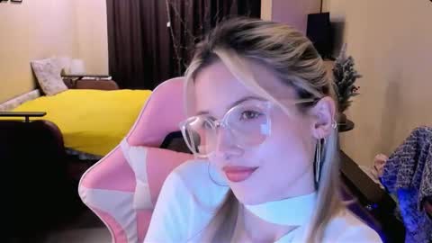 Snapshot of julie_flores chatting on December 4, 2025, 2:04 pm Julie online show from December 4, 2025, 2:04 pm