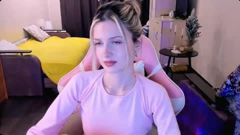 Snapshot of julie_flores chatting on December 16, 2025, 4:01 pm Julie online show from December 16, 2025, 4:01 pm