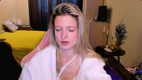 Snapshot of julie_flores chatting on December 21, 2025, 8:43 am Julie online show from December 21, 2025, 8:43 am