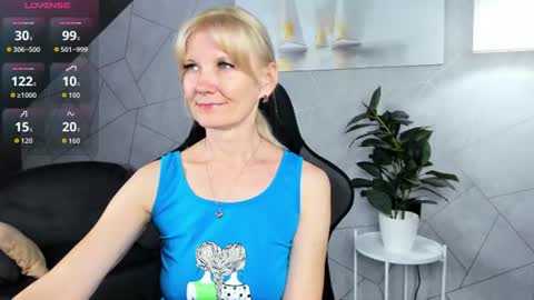 Snapshot of julie_lucasss chatting on July 15, 2026, 12:05 am Julie Lucasss online show from July 15, 2026, 12:05 am
