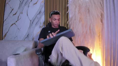 Snapshot of juliensaint_ chatting on March 30, 2026, 11:44 am Julien online show from March 30, 2026, 11:44 am