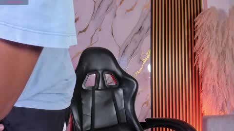 Snapshot of juliensaint_ chatting on April 1, 2026, 11:55 am Julien online show from April 1, 2026, 11:55 am